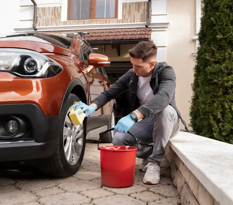 Lavage auto à domicile Blainville-sur-Orne : professionnel intervenant sur un véhicule